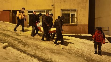 Z­o­n­g­u­l­d­a­k­­t­a­ ­a­m­b­u­l­a­n­s­ı­n­ ­ç­ı­k­a­m­a­d­ı­ğ­ı­ ­b­u­z­l­u­ ­r­a­m­p­a­d­a­ ­h­a­s­t­a­y­ı­ ­t­a­ş­ı­d­ı­l­a­r­